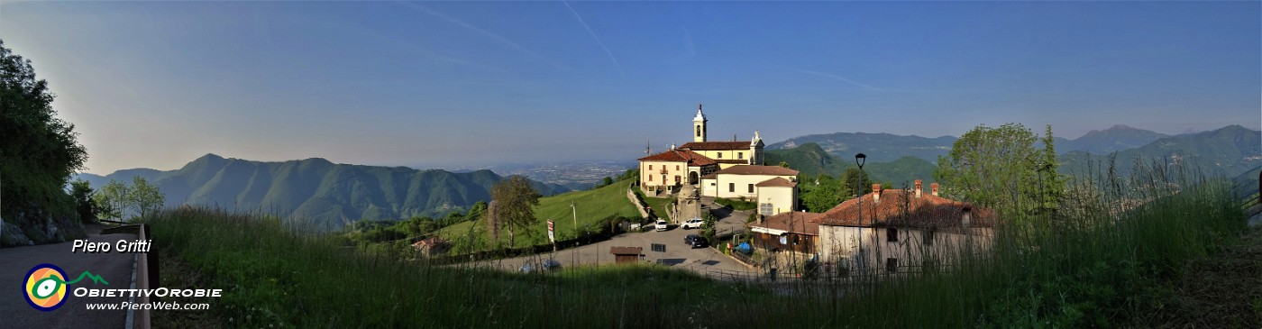 09 Vista panoramica da S. Antonio Abb. dal Canto Alto a sx al Resegone a dx .jpg